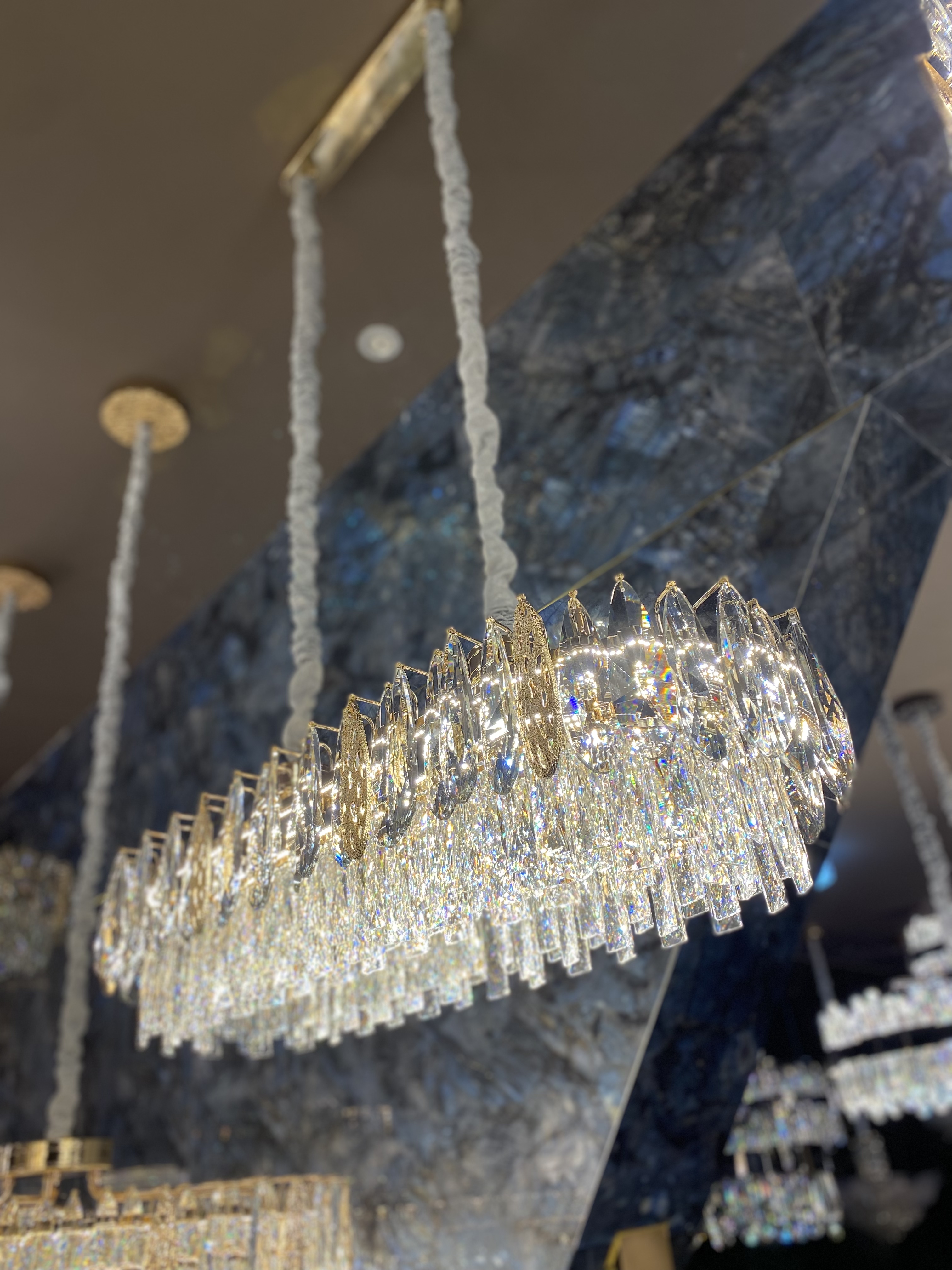 Light luxury crystal restaurant chandelier 2025 new high-end designer dining table dining room bar main lamp