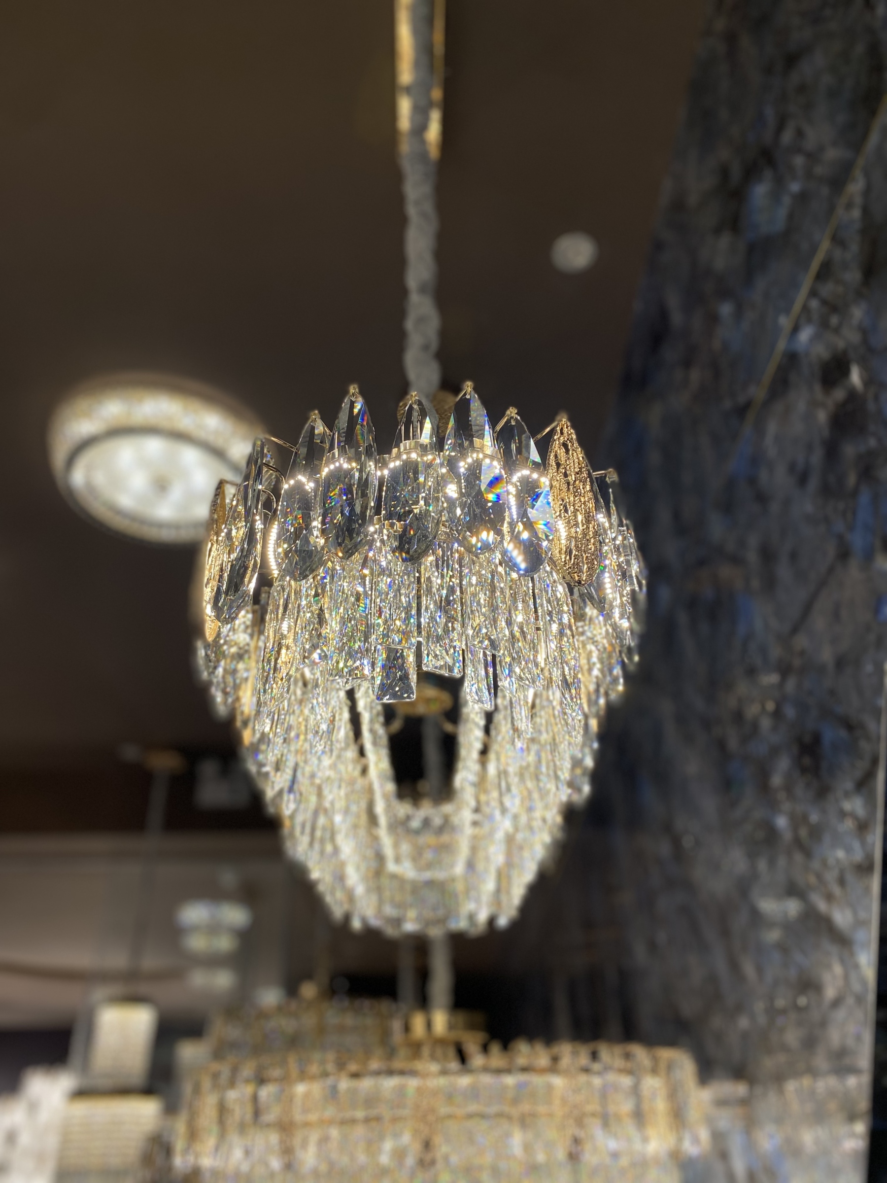 Light luxury crystal restaurant chandelier 2025 new high-end designer dining table dining room bar main lamp