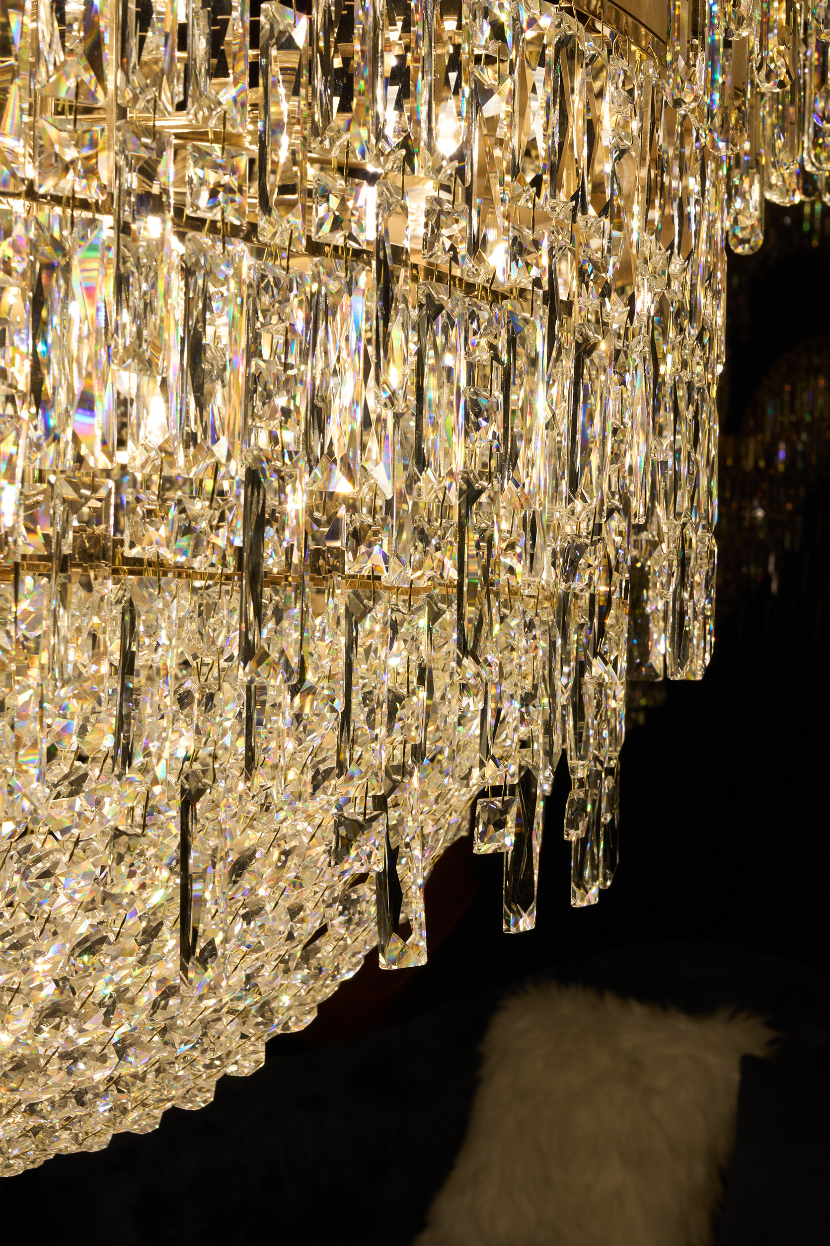 Luxurious Multi-Tier Crystal Chandelier – A Statement of Grandeur