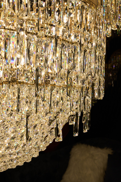 Luxurious Multi-Tier Crystal Chandelier – A Statement of Grandeur