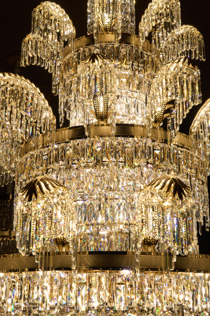 Luxurious Multi-Tier Crystal Chandelier – A Statement of Grandeur