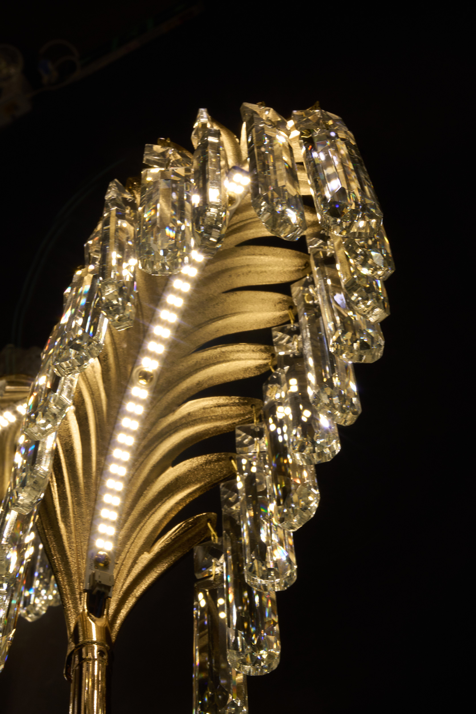 Glamorous Crystal Floor Lamp – Modern Elegance for Luxury Interiors
