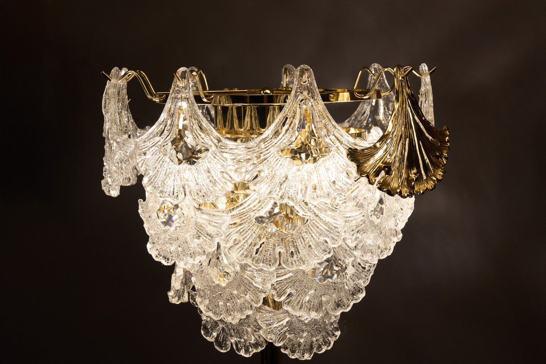 Modern Crystal Floor Lamp – A Statement of Elegance and Functionality