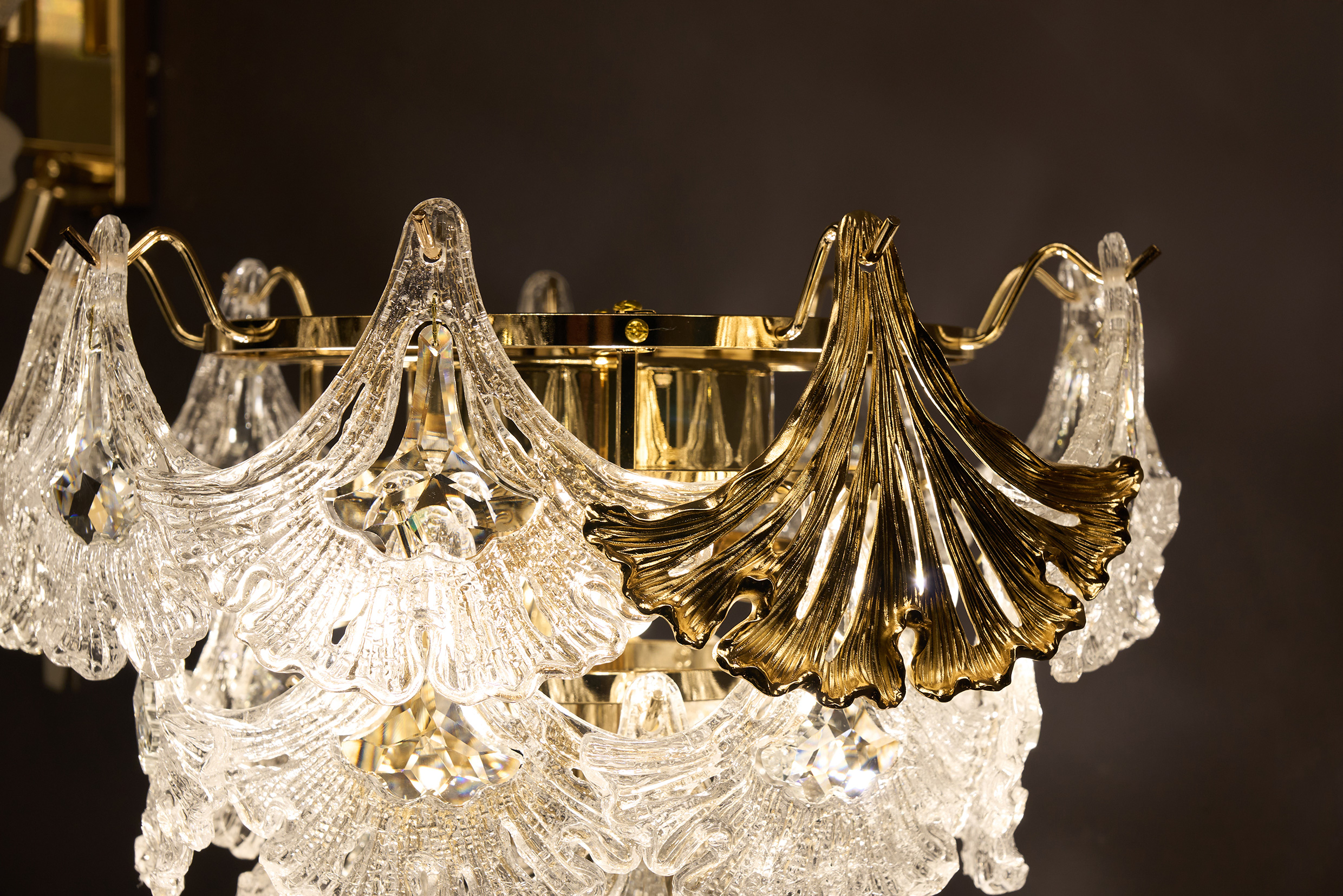 Modern Crystal Floor Lamp – A Statement of Elegance and Functionality