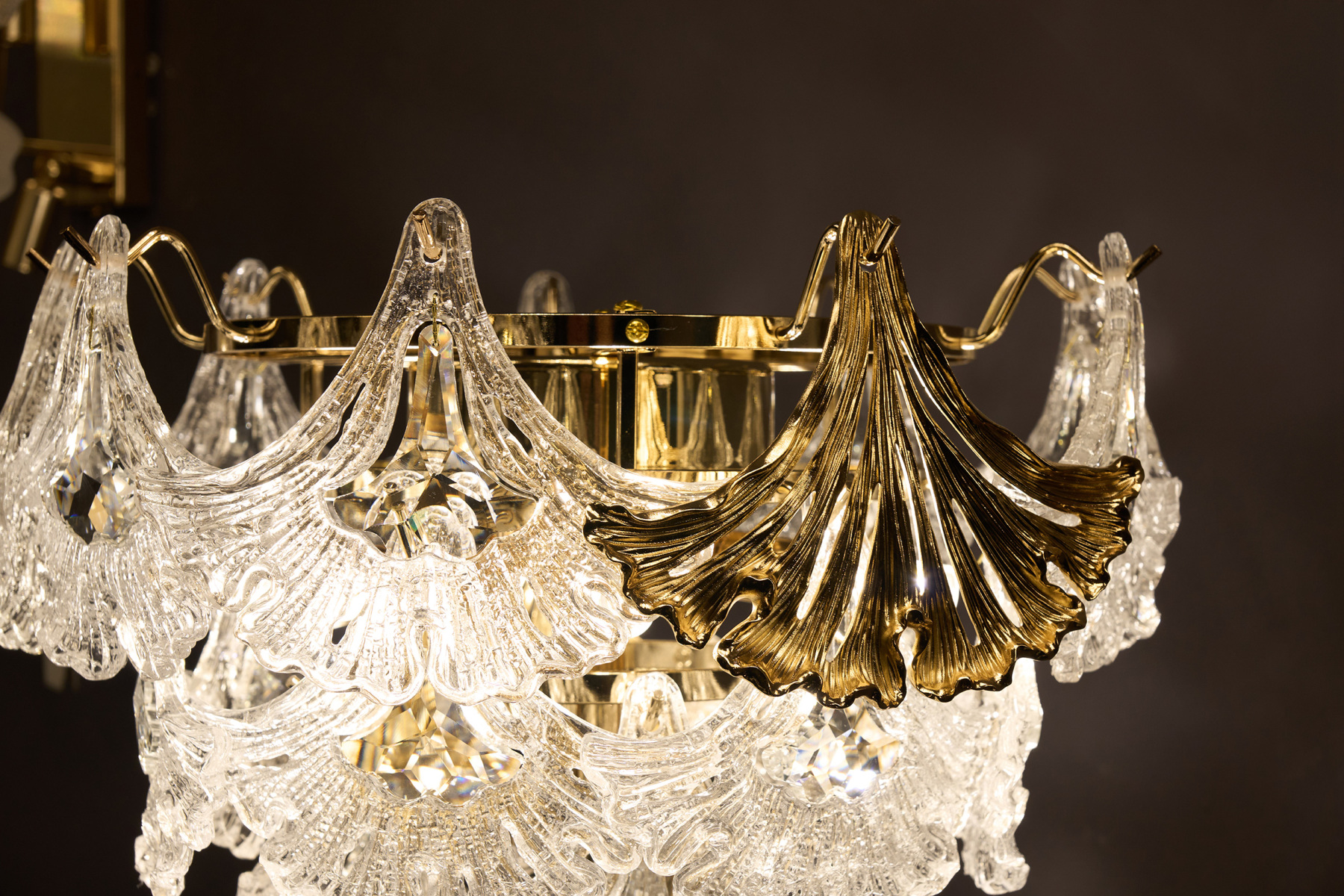 Modern Crystal Floor Lamp – A Statement of Elegance and Functionality