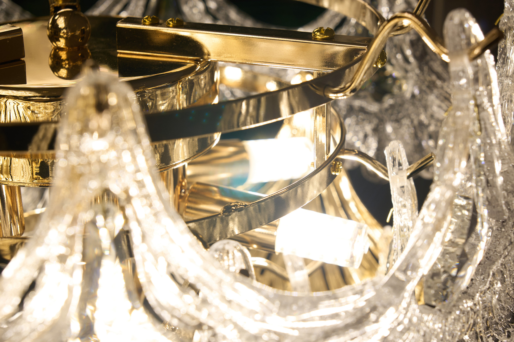 Modern Crystal Floor Lamp – A Statement of Elegance and Functionality