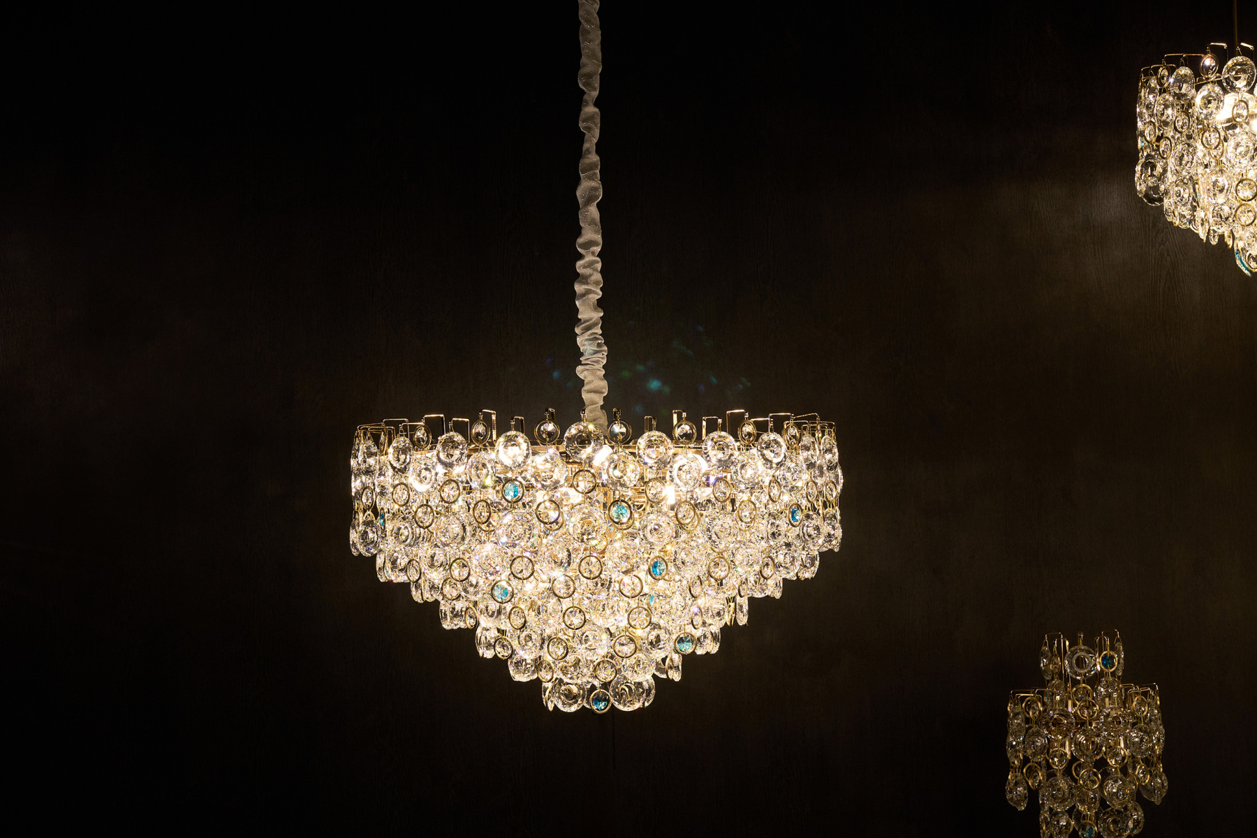 Sophisticated Crystal Chandelier – A Radiant Statement of Modern Luxury