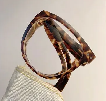 Folding reading glasses