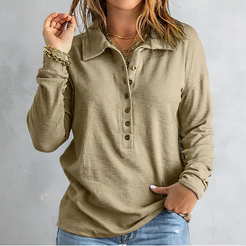 Comfortable women's knitwear with buttons, loose long sleeves, suitable for everyday wear in autumn and winter.