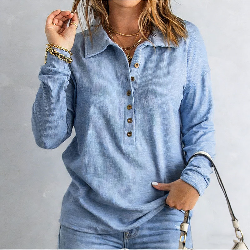 Comfortable women's knitwear with buttons, loose long sleeves, suitable for everyday wear in autumn and winter.
