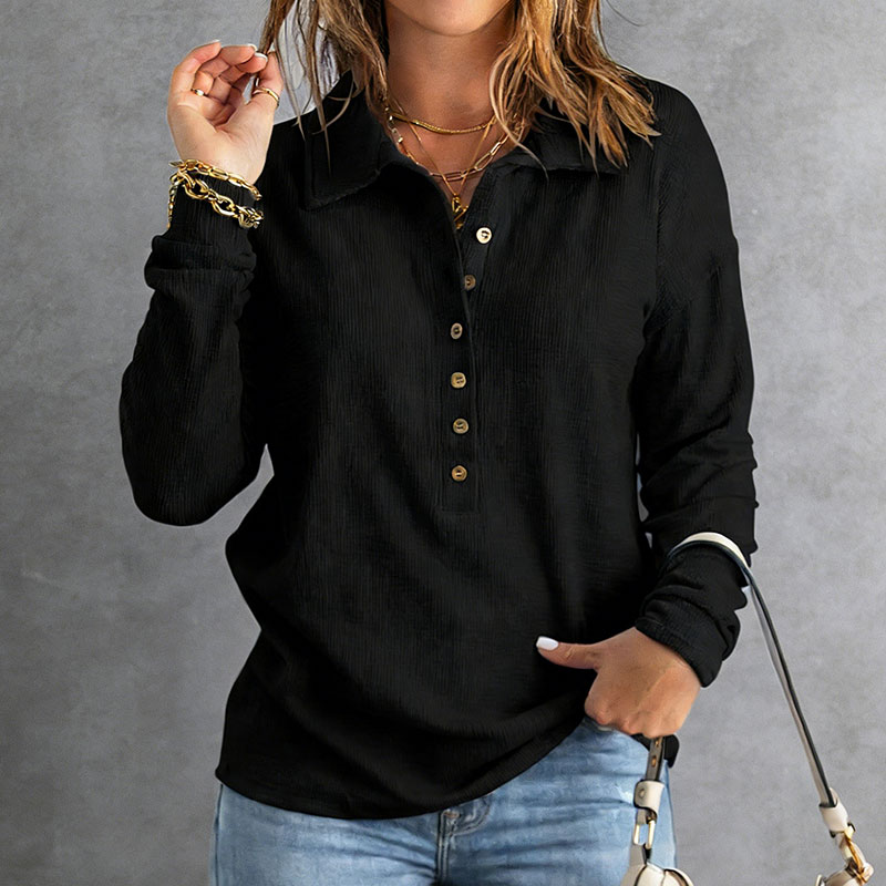 Comfortable women's knitwear with buttons, loose long sleeves, suitable for everyday wear in autumn and winter.