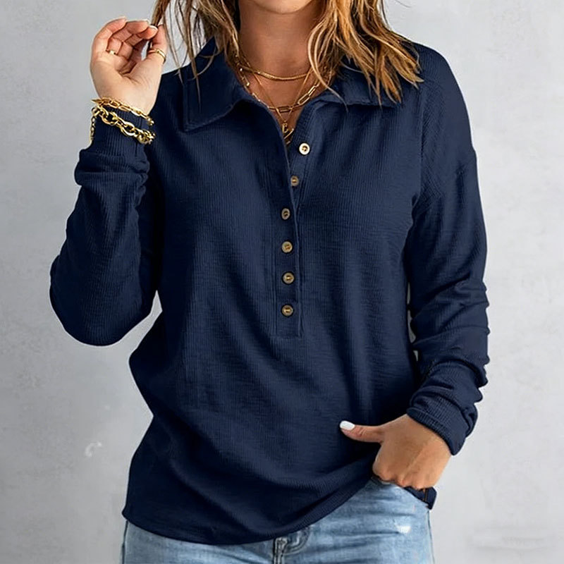 Comfortable women's knitwear with buttons, loose long sleeves, suitable for everyday wear in autumn and winter.