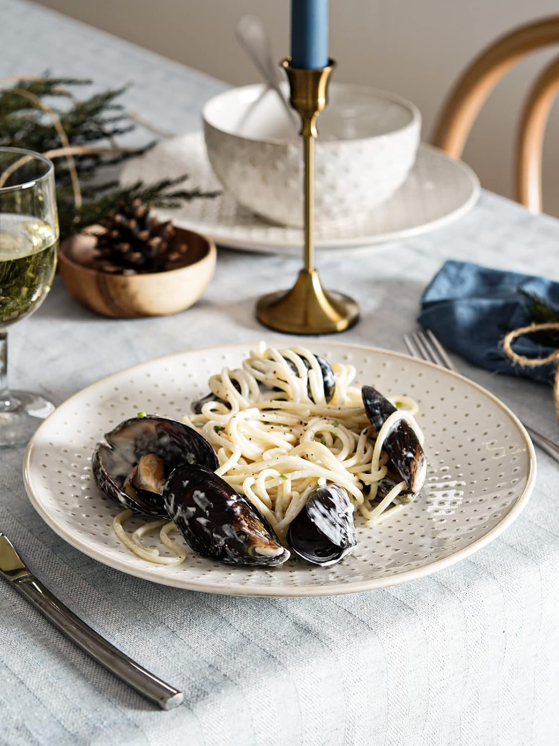 Dinner Plates 10 Inch, Ceramic Dish Set for Kitchen, Embossed Serving Dish, Microwave Oven Dishwasher Safe, For Housewarming or Wedding - Set of 4, Arctic white