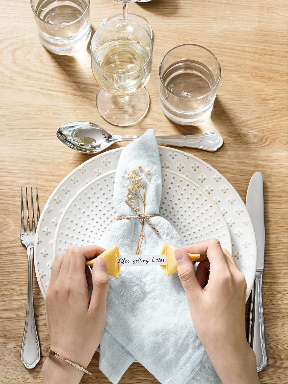 Dinner Plates 10 Inch, Ceramic Dish Set for Kitchen, Embossed Serving Dish, Microwave Oven Dishwasher Safe, For Housewarming or Wedding - Set of 4, Arctic white