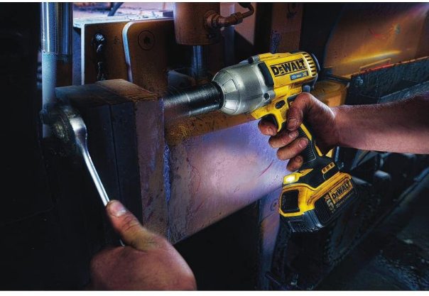 Zestaw akumulatorowych kluczy udarowych DEWALT 20V MAX XR z kowadłem pozycjonującym, 1/2" (DCF899P2)