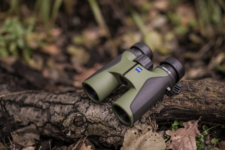 ZEISS Terra ED 10x42 černá/zelená + komfortní křížový popruh Zeiss