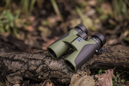 ZEISS Terra ED 10x42 černá/zelená + komfortní křížový popruh Zeiss