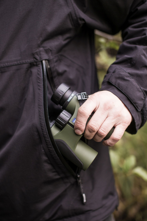 ZEISS Terra ED 10x42 černá/zelená + komfortní křížový popruh Zeiss