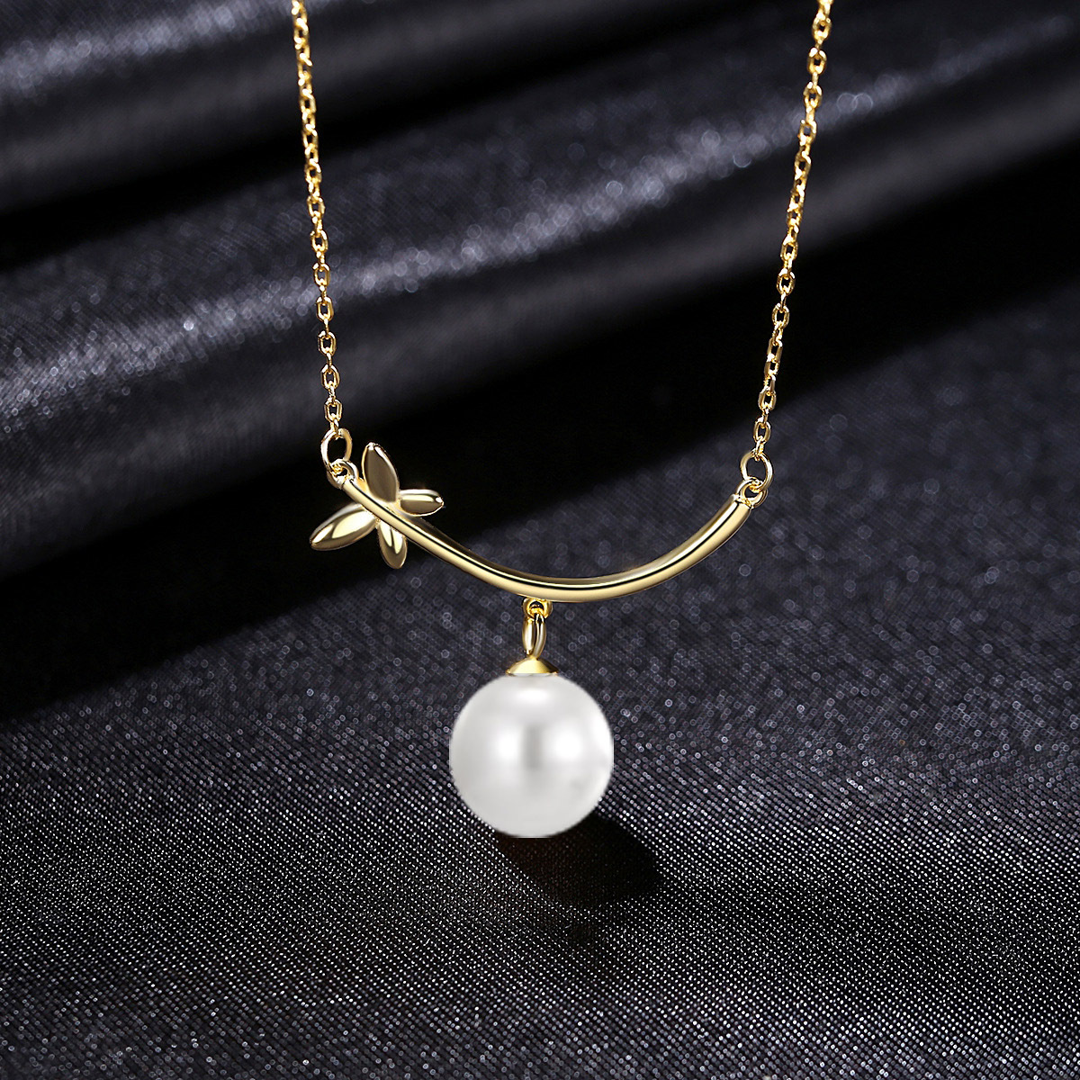 Chic Leaf NFC Pearl Necklace