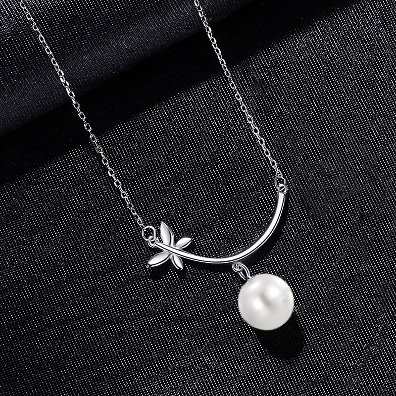 Chic Leaf NFC Pearl Necklace