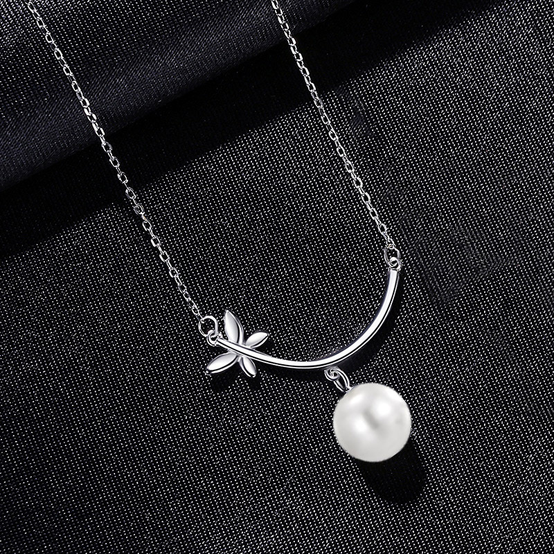 Chic Leaf NFC Pearl Necklace