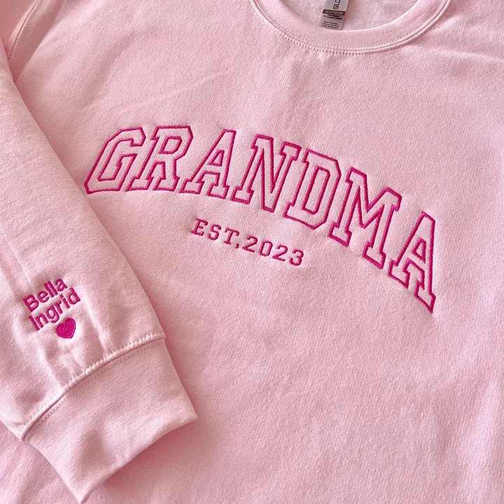 Custom Embroidered MAMA Sweatshirt with Kids Names on Sleeve – Mother’s Day Gift
