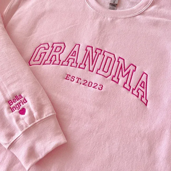 Custom Embroidered MAMA Sweatshirt with Kids Names on Sleeve – Mother’s Day Gift