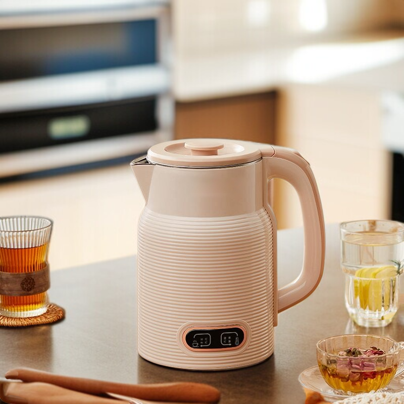 Large capacity kettle pouring hot water