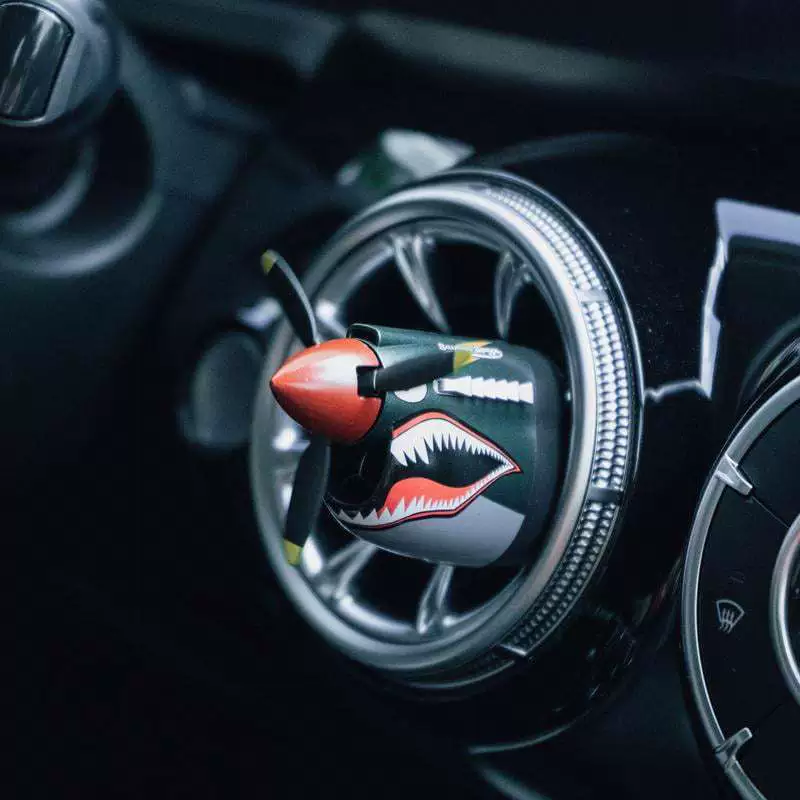Auto Interior Small Ornament Fighter Aircraft Design Perfume Diffuser With Rotating Propeller For Car Fragrance