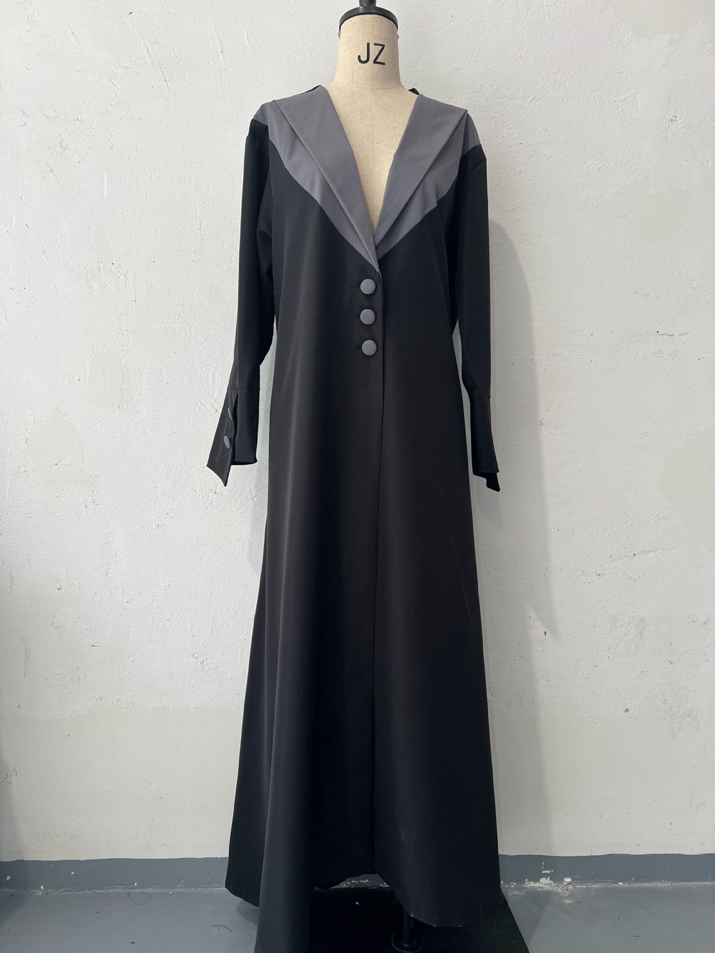 🔥2024 Winter New Style-Contrast Color Over-Knee Black Robe Coat