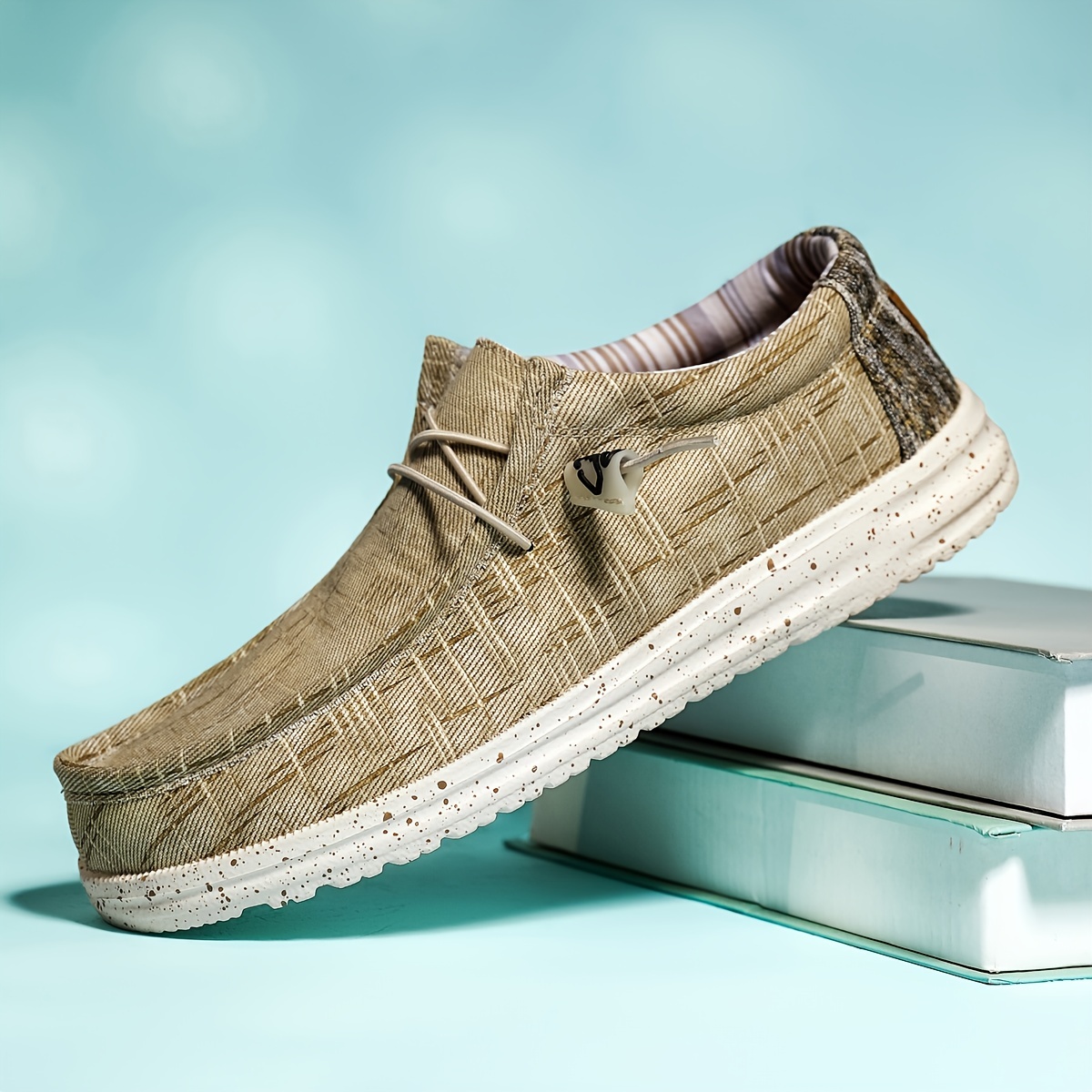 MEN'S COMFORTABLE SLIP-ON CANVAS LOAFERS THAT CONFORM TO THE FOOT