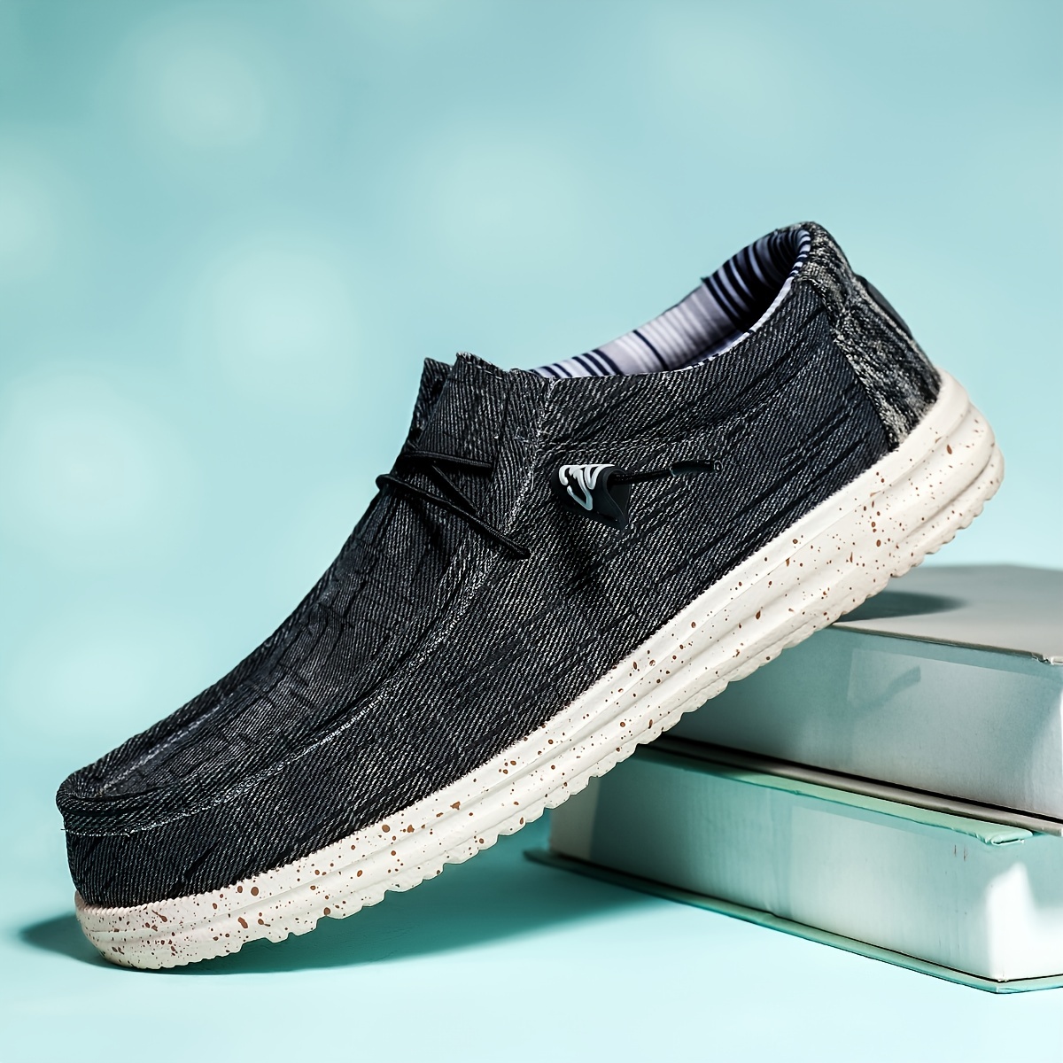 MEN'S COMFORTABLE SLIP-ON CANVAS LOAFERS THAT CONFORM TO THE FOOT