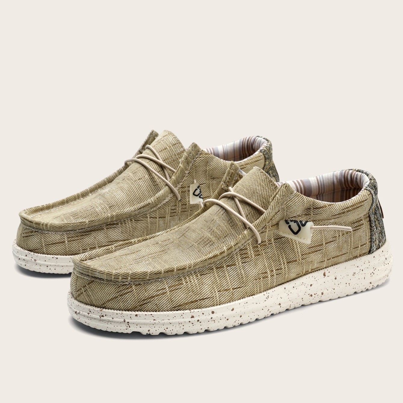 MEN'S COMFORTABLE SLIP-ON CANVAS LOAFERS THAT CONFORM TO THE FOOT