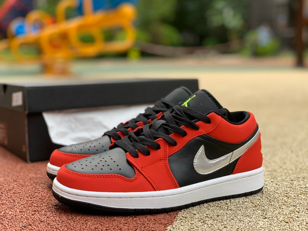 Low 'Gym Red Green Pulse' 553558-036