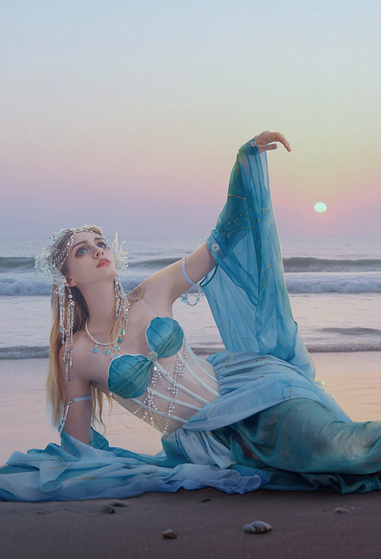 Medieval Mermaid Dress Renaissance Vintage Blue Gradient Dress with Sleeves and Necklace