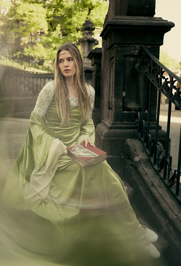 The Lord of the Rings Arwen Undómiel Medieval Coronation Dress Renaissance Elf Style Velvet Lace-trimmed Dress