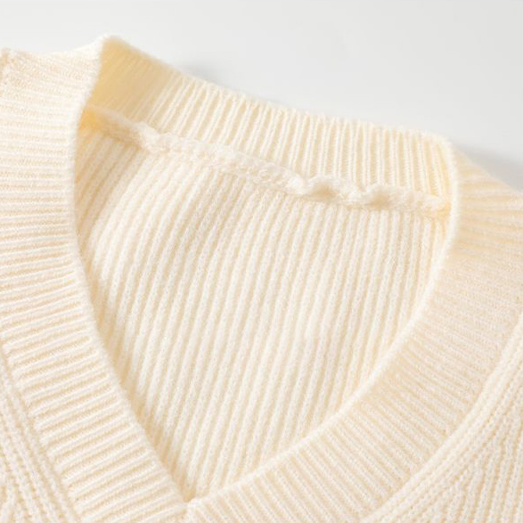 Men's short solid color V-neck knitted sweater