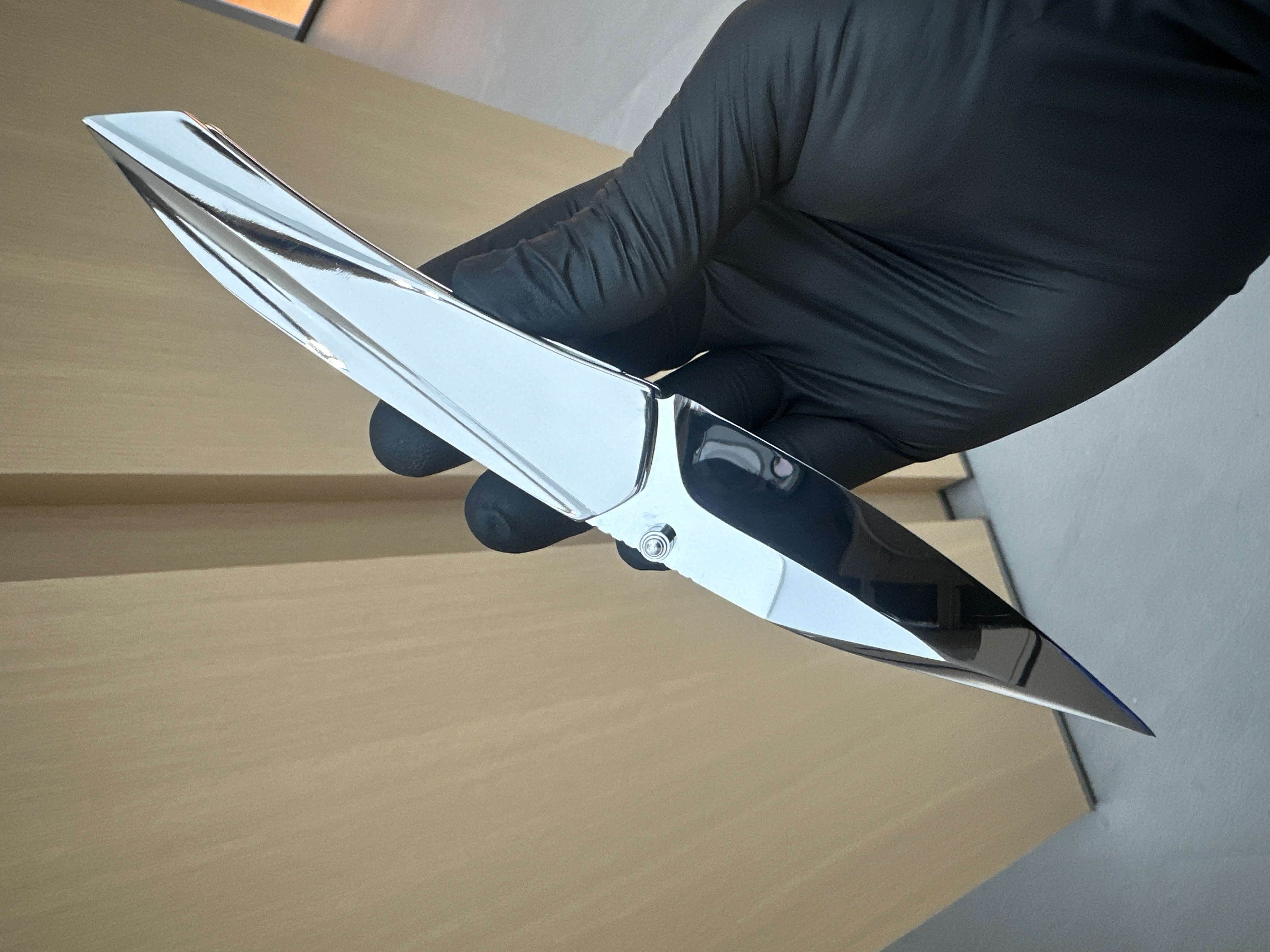VELOX – The Mirror-Polished Folding Knife Inspired by Supercars