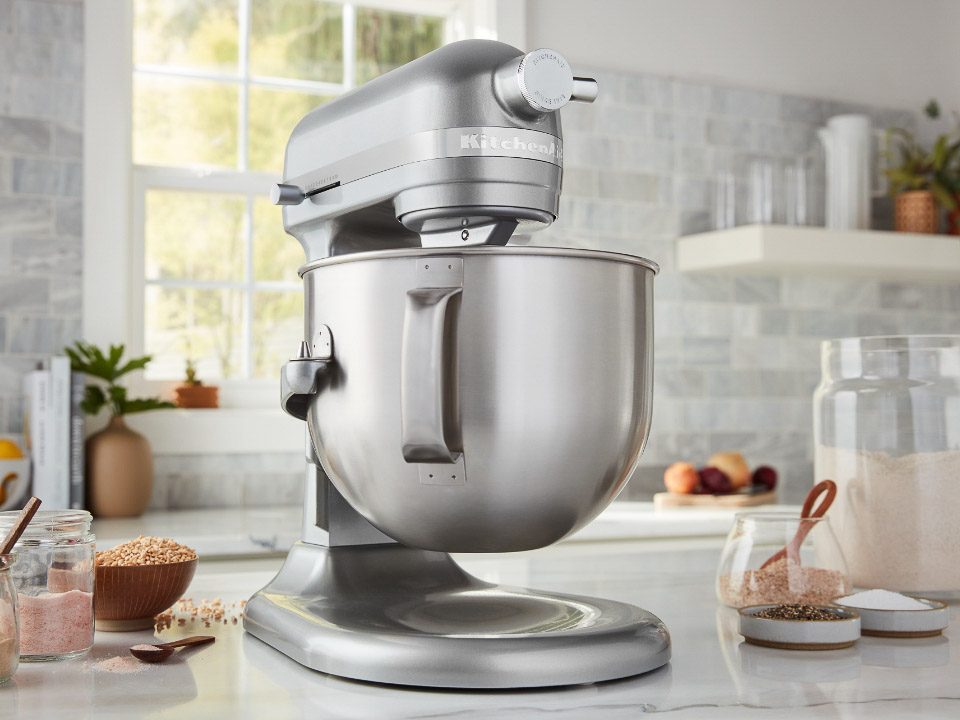 Stand-mixer-mixer-bowl-lift-6.6L-5KSM70SHX-contour-silver-bowl-lifted