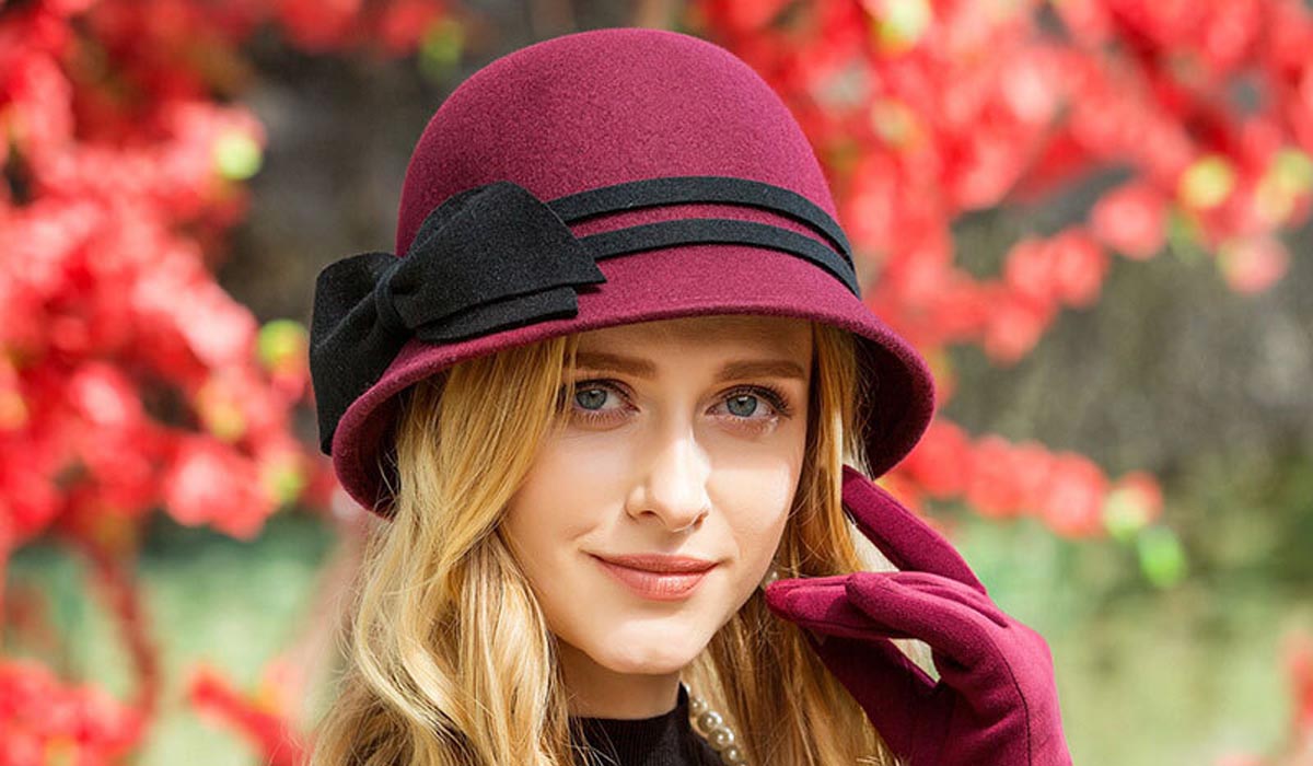 Femme portant un chapeau cloche