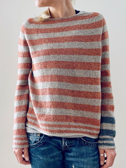 Gestreifter Pullover mit langen Ärmeln. Strickpullover