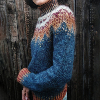 Maglia dolcevita con maniche geometriche e lunghe