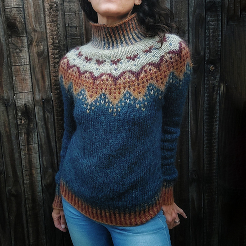 Maglia dolcevita con maniche geometriche e lunghe