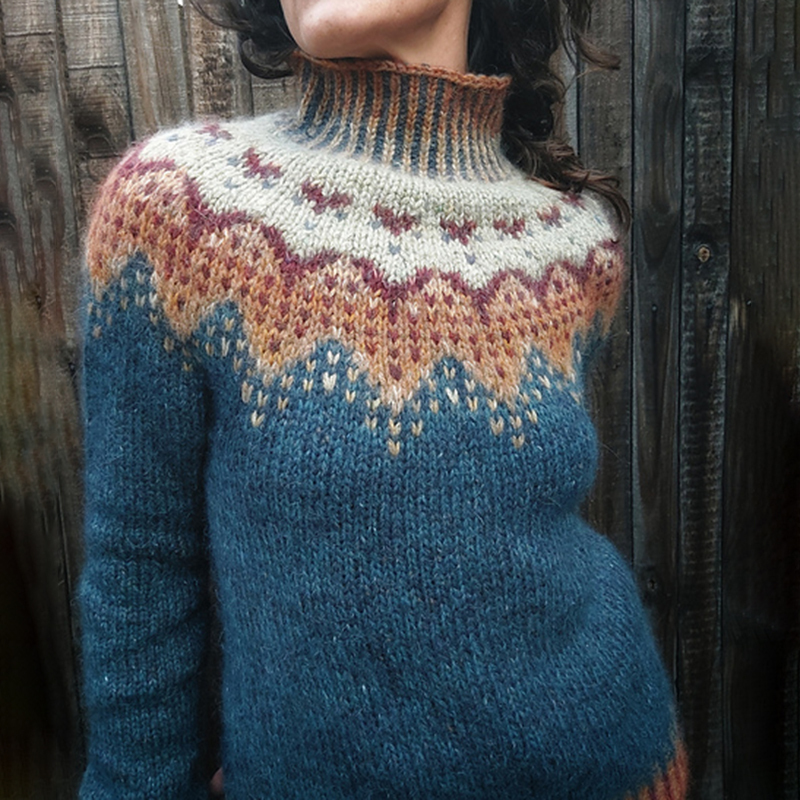 Maglia dolcevita con maniche geometriche e lunghe