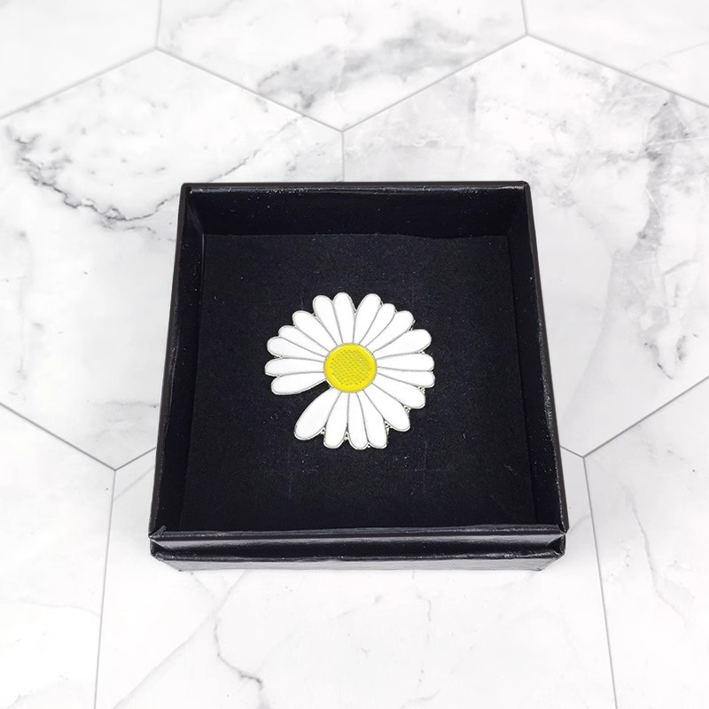 G-DRAAGON Ins The Same Notch Small Daisy GD Badge Sunflower Accessory Brooch