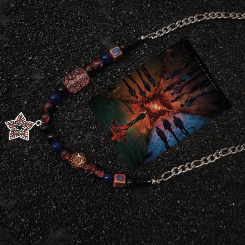 Stranger Things Inspired Crystal Bead Bracelet with Alloy Flower Charm, Upside Down Star Pendant, Lucky Crystal Energy Jewelry for Fans, Handmade Hawkins Themed Accessory, Gift for Women Men, Supernatural Collectible Fan Bracelet