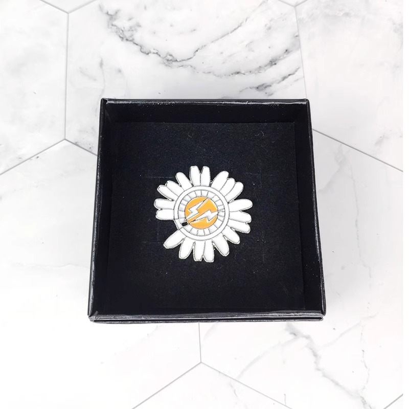 G-DRAAGON Ins The Same Notch Small Daisy GD Badge Sunflower Accessory Brooch