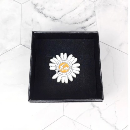 G-DRAAGON Ins The Same Notch Small Daisy GD Badge Sunflower Accessory Brooch