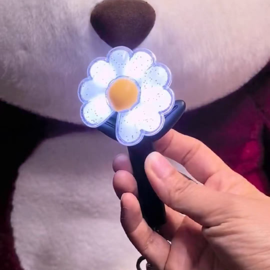 G-Dragon Ubermensch Concert Lightstick Keychain LED Glowing Daisy Charm with Glow-in-the-Dark Fan Lightstick