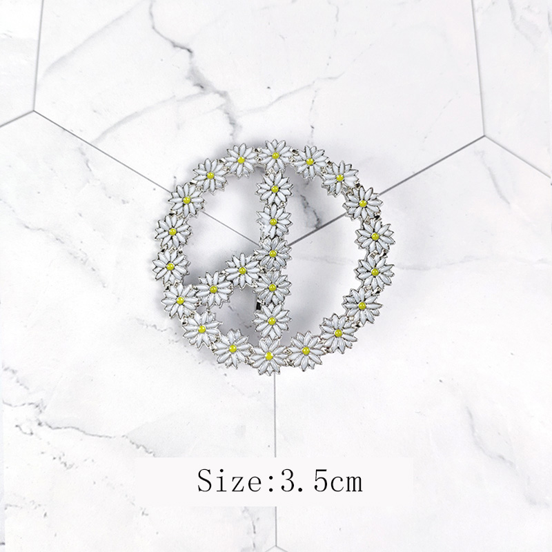G-DRAAGON Ins The Same Notch Small Daisy GD Badge Sunflower Accessory Brooch